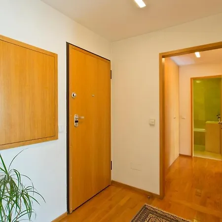 Modern And Quiet T1 With Private Garage Apartmán Porto