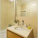 Modern And Quiet T1 With Private Garage * Porto