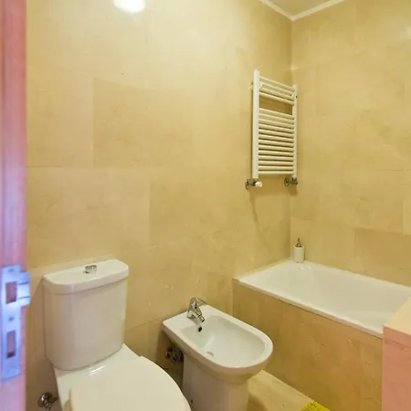 Modern And Quiet T1 With Private Garage Appartamento