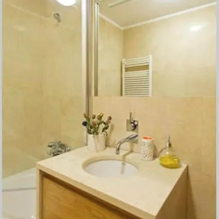 Modern And Quiet T1 With Private Garage * Oporto