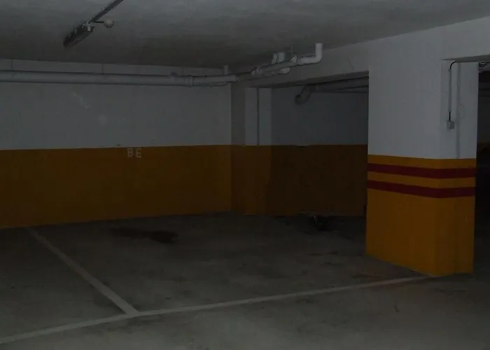 Modern And Quiet T1 With Private Garage Apartman *