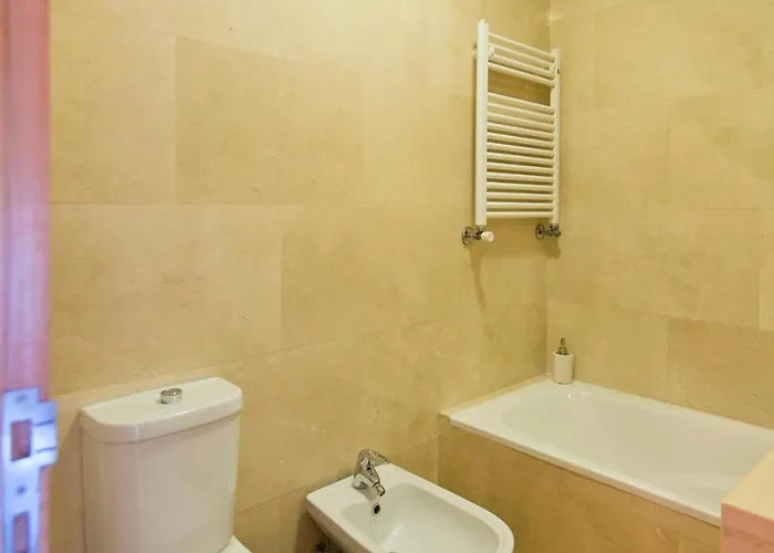 Modern And Quiet T1 With Private Garage Apartament