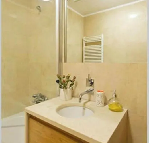 Modern And Quiet T1 With Private Garage * Porto